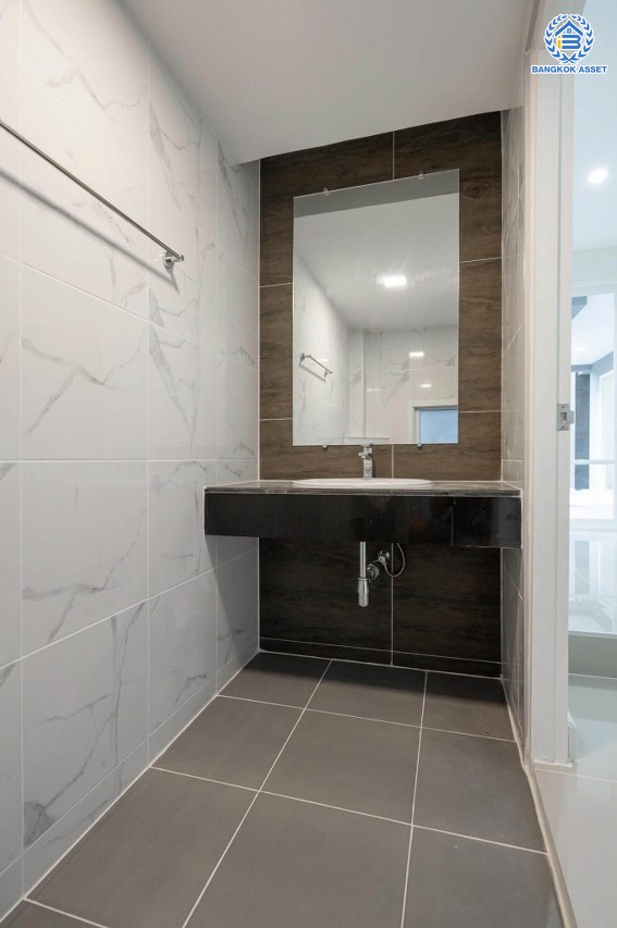 บ้านมือสองตกแต่งใหม่ โครงการ ปารวีร์ เพชรเกษม63 เนื้อที่ 82.4 ตร.ว. ฟังก์ชัน 3 ห้องนอน 4 ห้องน้ำ 1 ห้องแม่บ้าน 2 ที่จอดรถ บนพื้นที่ใช้สอย 244.52 ตร.ม. ทำเลศักยภาพ เชื่อมต่อหลายเส้นทาง ใกล้เดอะมอลล์บางแค จุดขึ้นทางด่วน "พระราม2" และรถไฟฟ้าสายสีน้ำเงิน "สถานีหลักสอง"